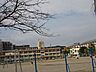 周辺：【城西中学校】市中心部より北西に約3km，甲突川西岸，鹿児島中央駅の北方に位置する西田小，原良小と甲突川の対岸，国道3号線沿いに位置する草牟田小の一部からなる。 1000m
