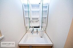 [洗面] 三面鏡洗面化粧台です。鏡の裏側には収納スペースがございます。化粧品などを収納しておけるので、お出かけ前の支度もラクラクですね！