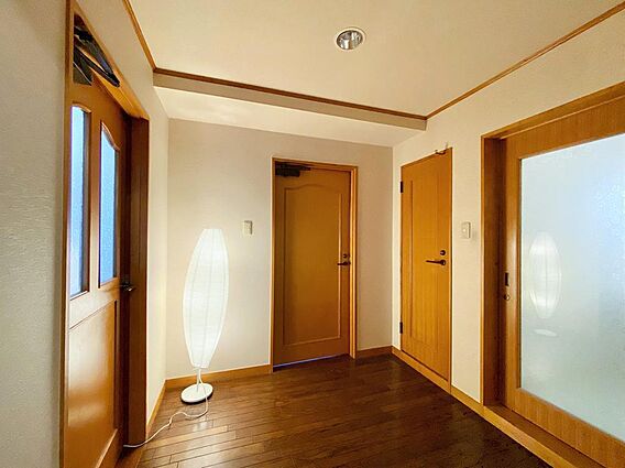 ホールも広々と...