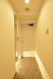 [玄関] 住まいの入口である玄関にはシューズボックスを設置。お客様を迎える空間をいつでもすっきり整頓できます。ミラー付なのでお出かけ前の身だしなみチェックもラクラク。