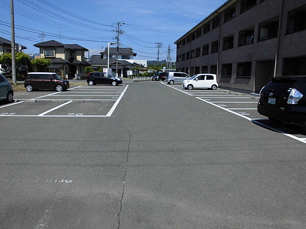画像4:敷地内に駐車場あります