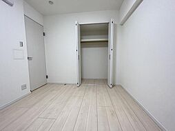 [収納] 住まう方自身でカスタマイズして頂けるようにシンプルにデザインされた室内。自由度が高いので家具やレイアウトでお好みの空間を創り上げられます。
