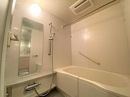 [風呂] 白基調の清潔感のある浴室です！浴室乾燥付きで雨の日に洗濯物も干していただけます！