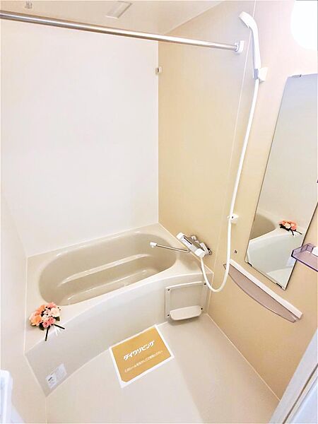 画像16:大きな鏡付きのお風呂です。