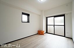 [寝室] シンプルな洋室はおしゃれで居心地の良い空間です！二面採光で柔らかい陽の光が差し込みます！