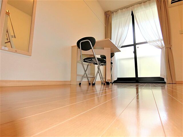 折りたたみ式机とイス２脚完備。