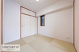 [内装] タタミの香りが安らぎを与える、リラックス空間。開放感のある和室となっております。日本人の心感じる「和」の空間。井草の香り漂う空間は癒しのひと時を演出してくれます！
