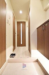 [玄関] 玄関横に設置されたシューズインクローゼット。高さの調節もでき、お好きなサイズの靴はもちろん、傘やレインコート、ゴルフバック等の収納場所としても活用できる空間ですので、スッキリとした玄関が実現できます。