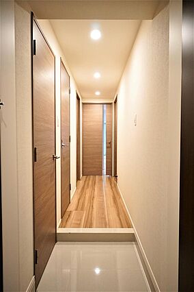 ■玄関は人感セ...