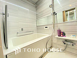 [風呂] 白ベースの清潔感のある浴室で、一日の疲れを癒す時間を過ごせます
