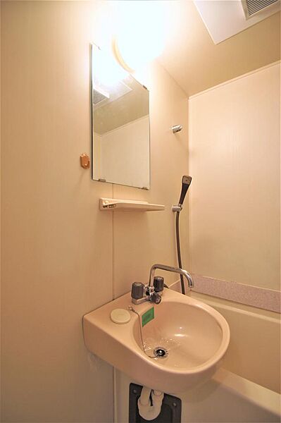 画像15:浴室内に洗面台があります。
