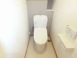 [トイレ] 快適な温水洗浄便座付きのトイレです。