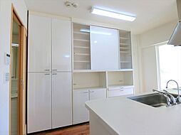 [キッチン] キッチン背面にはたっぷりの収納ができるカップボード付き。快適な家事をサポートしてくれます。