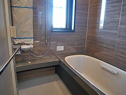 [風呂] ゆったり1坪タイプの浴室には大きな窓と浴室乾燥機付きです