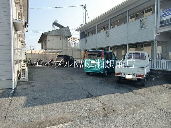 画像13:駐車場