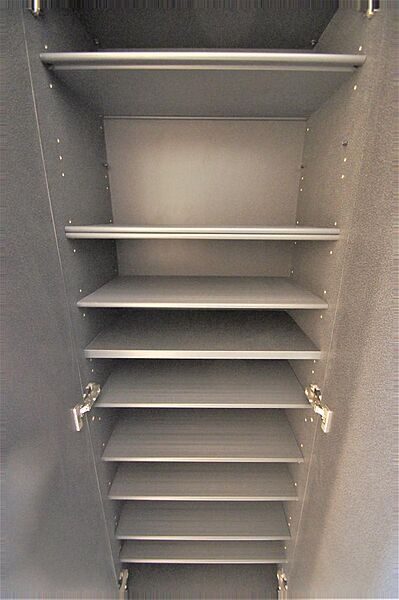 画像22:シューズボックスは大きく沢山収納できます。高さ調節も可能で使い勝手良好です。