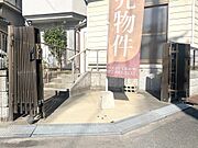 自転車を置けるスペースも完備しております♪アコーディオンフェンスで開閉もできるので盗難防止になります♪