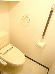 [トイレ] バストイレ別です。温水洗浄便座です。