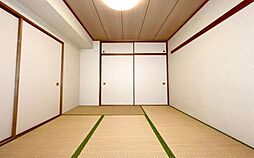 [内装] リビング続きの和室はゲストルームやお子様の遊ぶスペースなど使い方は多様です。