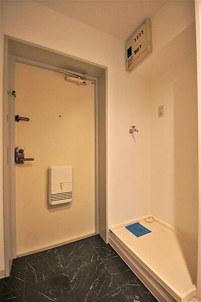 画像19:玄関・シューズボックス向かい側には洗濯機置き場があります。