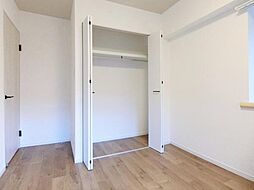 [居間] 《約6.0帖洋室》 各居室に収納を確保住空間がスッキリ片付きます。