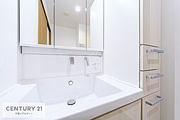 [洗面] 広々洗面所で脱衣スペースもゆったり利用できますね！明るく清潔感のある気持ちのいい空間です。お風呂前やお風呂上りも気分が良いですね。