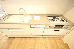 [キッチン] 広々としたシステムキッチン。収納スペースが備わっているのでキッチンに物を置くことなく、スッキリとした印象を与えてくれます。