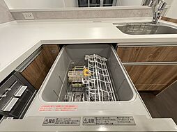 [キッチン] ビルトイン食洗機は、節水や節電機能も充実して家事の手助けをしてくれます。