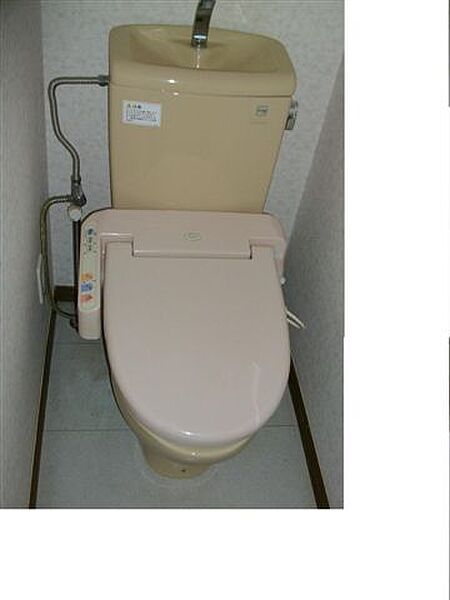 画像8:トイレは暖房便座の温水洗浄機能付です