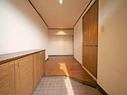 収納だけでなく、靴箱の上にカギ等の物を置けたり飾りができたりと、お好きにアレンジできる玄関です。
