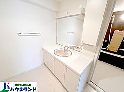 [洗面] 洗面台も広々！　明るく、真っ白な洗面所です！