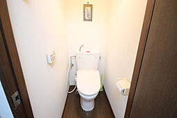[トイレ] 白を基調とし、清潔感のある空間に仕上がりました。人気のウォシュレットタイプを採用し、日々の生活を快適に。