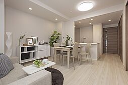[居間] 2022年9月に内装リフォームを実施し、きれいな室内で新生活を始められます。