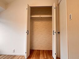 [収納] ドアは両サイドに開くので収納しやすく、しまったものが一目で分かるのもポイントです。