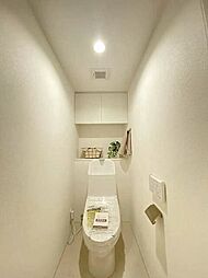 [トイレ] トイレはホワイトを基調とし、明るく清潔感のある空間になっています。