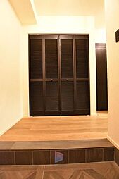 [玄関] 玄関横に設置されたシューズインクローゼット。高さの調節もでき、お好きなサイズの靴はもちろん、傘やレインコート、ゴルフバック等の収納場所としても活用できる空間ですので、スッキリとした玄関が実現できます。
