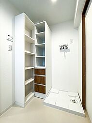 [洗面] 洗濯防水パン交換。洗面室には収納棚が新しく造作されました。