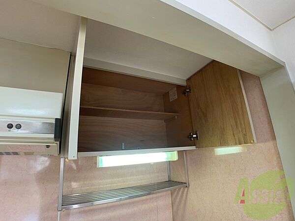 画像24:キッチンにも収納スペースがあり、食器の置き場に困りませんね。