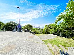 [周辺] 東山田公園　94m　広い公園内の最上部には展望台があり、そこから夜景が楽しめます。四季の自然を楽しめる緑の多い公園です。 