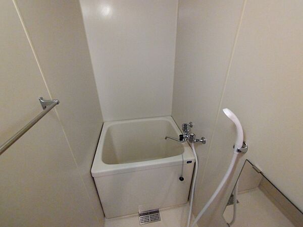 画像4:お風呂です。少し狭いですがシャワーするには十分ですね。