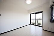 日差しがうれしいリビング。大窓からの見晴らしも気持ちいいです　