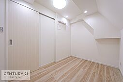 [子供部屋] 住まう方自身でカスタマイズして頂けるように「シンプル」にデザインされた室内。自由度が高いので家具やレイアウトでお好みの空間を創り上げることができます。