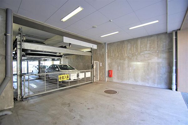 画像27:マンション１階にある機械式駐車場。