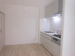 [キッチン] キッチンスペースも広いので、お料理しやすいです。システムキッチン真横に冷蔵庫スペース有り！