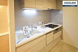 [キッチン] 壁付けキッチンは、壁を収納スペースとして利用することができるのも大きな利点です。よく使うお玉やフライパンなどを吊るして収納すればさっと使えてとても便利です。