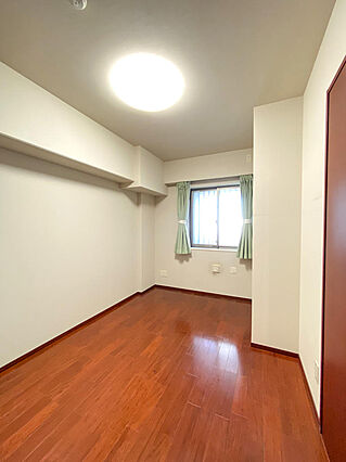 約6帖の洋室。...