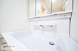 [洗面] 白を基調とした洗面台は、お掃除がしやすいです！清潔感あふれる洗面所は気持ちがいいですよね！
