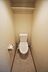 トイレ：トイレは温水洗浄便座。上部に棚も付いてます。