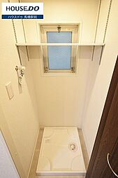 [内装] 洗濯機置き場には便利な可動式棚があって便利です。窓もあるので湿気がこもりにくくてグッド!