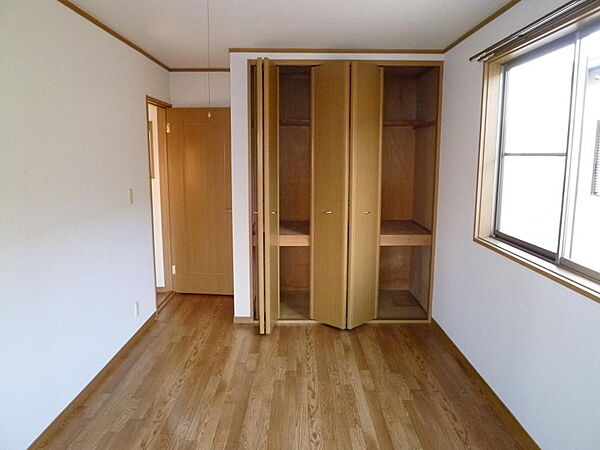 2階9帖表室の収納です。クローゼットタイプで棚付き。棚付きなので、スペースを十分に活用できます。